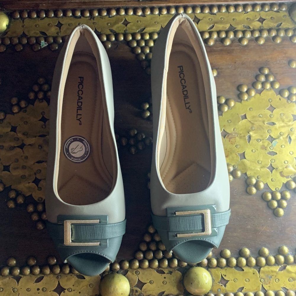 Piccadilly Classic Women’s Peep Toe Cushioned Footbed Two Tone Grey Shoe. Su 6
